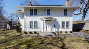 Kentville Gem Heritage Style, Modern Comfort - Image 4
