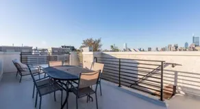 Beautiful Lux 4 Bedroom*Near PENN/CHOP*Roof Deck - Image 4