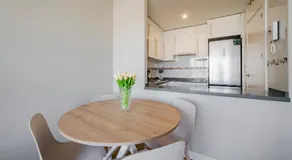 Sky Living para 4 con Parking en Sanchinarro - Image 5