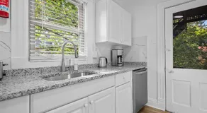 Pittsburgh Shadyside 3D Cozy and Stylish Private Bedroom with Shared Bathroom - Image 5