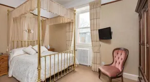 Acorn House - Image 2