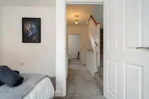 London 4-Bed in Coulsdon, 20 mins Gatwick, Parking - Image 5