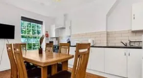 4 Bed Flat - Sleeps 10 - Pets - Parking - Image 2