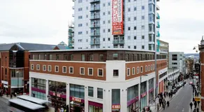 Award Winner of 2026 &2025 traveller & Best guest rated apartment, two bedroom, #1 Leeds city centres most central location, Great 180 degree views,balcony , PARKING onsite, Netflix & WiFi - Image 4