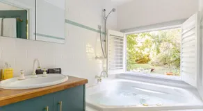 Cosy 2 Bedroom Cottage with spabath and fireplace - Image 3