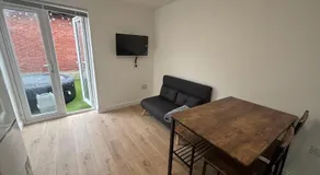 Cosy Hideaway with Hot Tub & Private Garden - Image 4