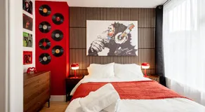 Retro-Chic Hideaway - Walking Distance To Stampede - Image 2