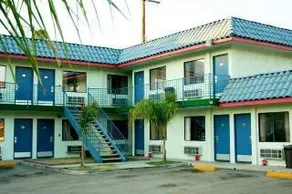Tiffany Inn Corona - Image 4