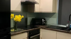 Central 2 Bed 2 Bathrooms Ground Floor Apartment with Parking - Image 2