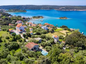 Holiday Home on Beach with Waterfront Views - Image 4