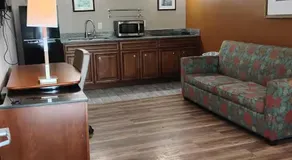 Gated - 1 King Bed 1 Bath Apt with Full Kitchen 103 - Image 2