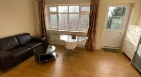 Cozy Apartment Retreat in High Wycombe - Image 2
