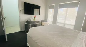 Modern Private room with ensuite - Image 2