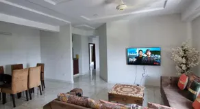 Three Bed Attached Bath Netflix Wifi Smart TV Parking WFH Desk - Image 2