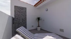 Bungalow con piscina comunitaria y terraza privada - Image 5