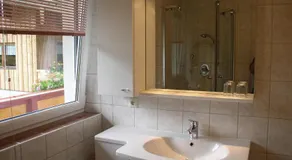 Apartamento vacacional apta para familias con jardín | Vistas al lago | Junto al esquí - Image 2