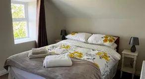 Traditional 3-Bed Cottage Sea Mountain Views - Image 2
