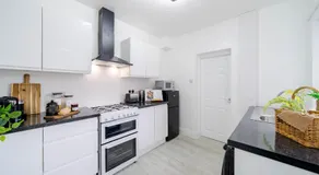Spacious 3-Bedroom House in St Helens by Eason Stays, Ideal for Families & Business Travellers with Free Parking - Image 3