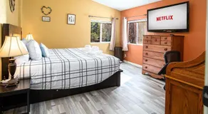 The Nest-2 K Beds-Game Room-Deck-5 min to Mariposa - Image 2