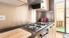 One Lemon Tree apartment (1.6 km from Airport) - Image 5