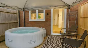 Cambridge Stylish Hot Tub Stay Sleeps 10 - Image 4