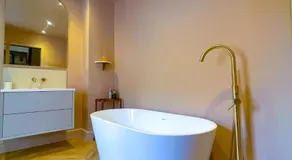 Spacious home in Leeds ideal for gatherings with free parking - Image 3