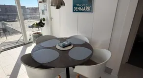 Modern Stylish Apartment Near City Centre with Parking - Image 2