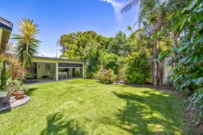 Family Home Near Cafes and Surf Beaches - Image 5