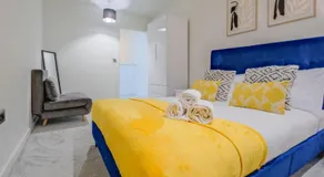 Modern townhouse, Pool Table, Free Parking, Sleeps 8 - Image 3