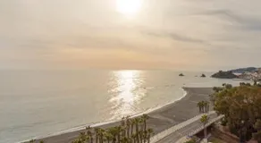 Seafront Apartment with parking - Image 5