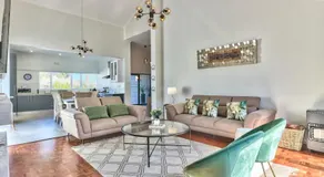 Family Home, WiFi, Patio, Secure Parking - Image 4