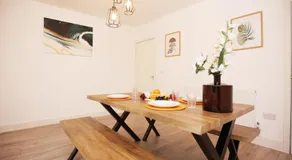 Redcliffe Place By N And N Stays Ltd - Lovelly Home close to Designer Outlet, Perfect for Contractors & Workers with convenient on street parking - Image 4
