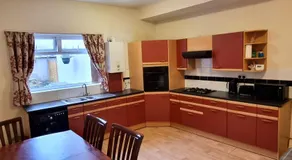 Spacious Apartment Near Rochdale Centre Train Tram Bus Free Parking Fast Wi-Fi - Image 4
