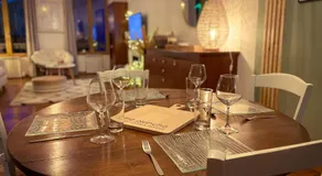 "Le Noeud vert" Appartement sur le thème de Nevers, 65 m2 en coeur de ville, parking à 200M avec accès inclus à salle de sport de 2000m2, Sauna & Hammam - Image 2