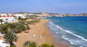 Apartamento a 1 Min de Playa Calypso con Terraza - Image 5