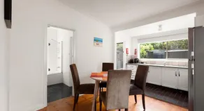 Emmaline Guest Cottage - Art Deco Era Guest Cottage with Off Street Parking - Image 2