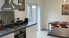 3 Bedroom Gatwick Free Parking Fast Wi-Fi - Image 3