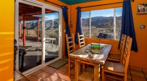 Chuck's Cabin in una Joshua Tree Community - Image 5
