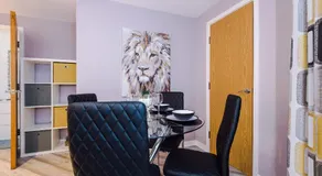 MODERN 2 BEDROOM 2 BATHROOM APARTMENT SLEEPS 4 IN WARRINGTON FOR WORK AND LEISURE WITH PRIVATE PARKING BY AMAZING SPACES RELOCATIONS Ltd - Image 4
