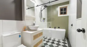 Peninsula Green Cottage for 14 guests - Image 2