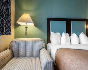 Econo Lodge - Image 4