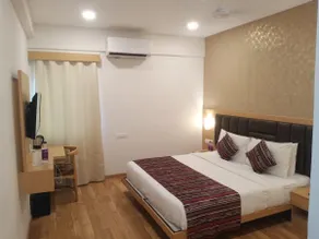 Economic AC room in 2 star hotel with breakfast - Image 2