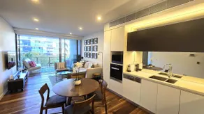 Swanky 2 bed apt with parking - easy city access - Image 3