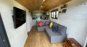 Maple Lodge Quirky Salvaged Railway Carriage with Hot Tub - Image 4