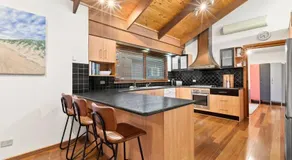 Beachside Weekender Retreat with Spa sleeps 11-13 - Image 3