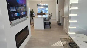 3 Bedroom Modern Luxury House - Family Friendly, 3 Queen Beds, Free Wi-Fi, and Free Parking - Image 3