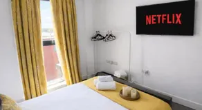 Luxe 1BR Apartment with Balcony - Free Parking - Image 5