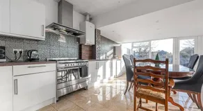Near Station - Spacious 4-Bed Home with Parking - Image 2