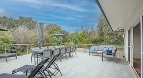 Spacious Coastal Retreat 5 Bdr - Image 5