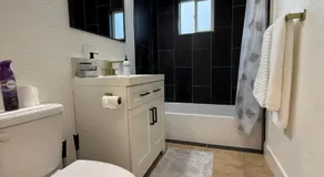 Central Sac Gem - Near DT & Cal Expo, Free Parking, Unit B - Image 4